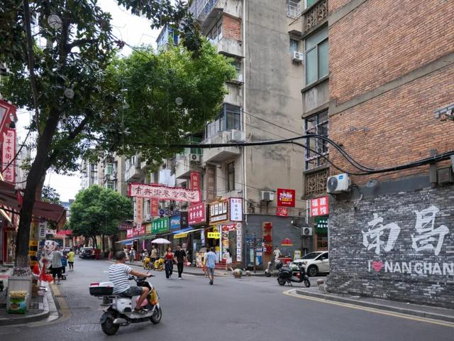 今年国庆，为什么是这座城拿了爽文剧本？