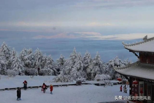 初雪落仙山：邂逅峨眉山最静谧的初冬，领略银装素裹的人间仙境！