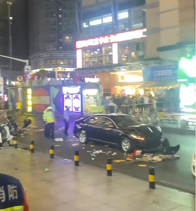24岁男子夜晚驾车步行街撞伤7人被抓获，武汉警方凌晨发通报