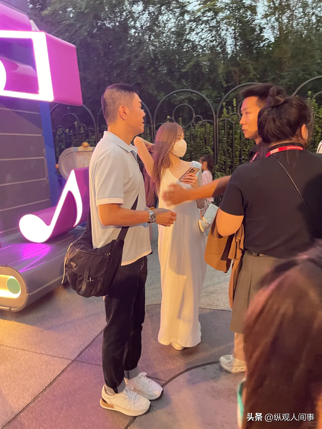 北京偶遇王心凌，身材矮小、皮肤白嫩，路人小孩看到后表情亮了