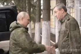 自开战以来普京首次穿军装视察库尔斯克，将所有战俘定性恐怖分子图片
