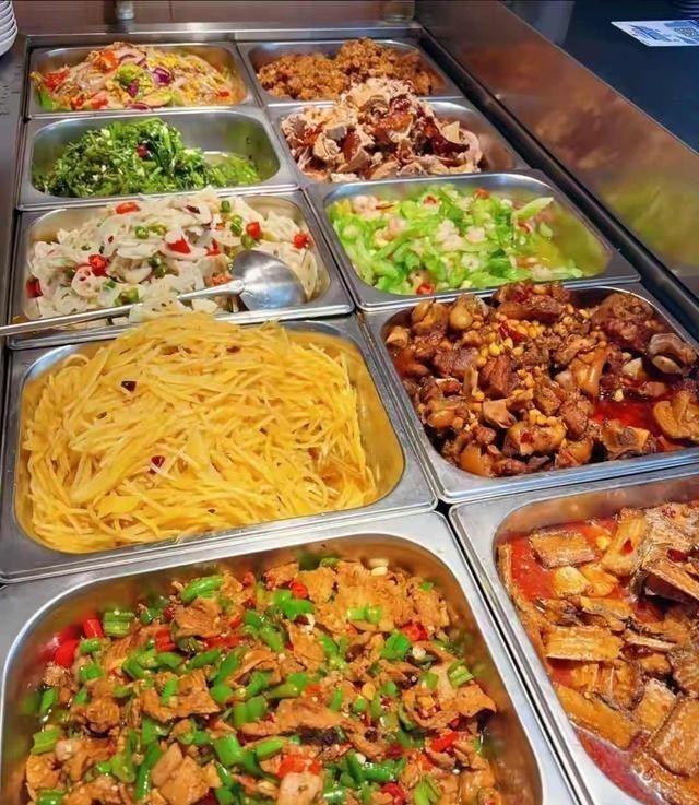 北京家长沸腾了！2027年全部告别“盒饭”，中小学食堂要“自营	”