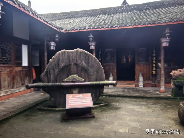 说这里是“川中第一镇”有些夸张，但是美食还是挺多，闲转还可以