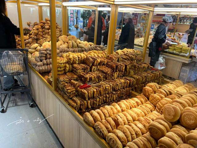 呼和浩特有条“百年美食街”，各种美食太多，游客来了就不想走？