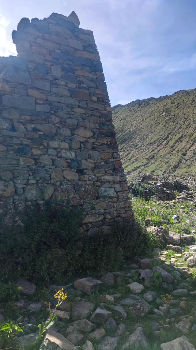 拉萨堆龙苯教直龙遗址,寺保留了吐蕃的残垣断壁,沧桑感扑面而来