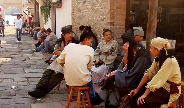 横店20万群演现状：美女泛滥成灾，光棍懒汉遍地，他们的未来在哪