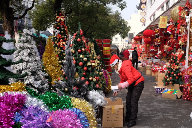 以色列彻底傻眼！巴勒斯坦人绝地反击狂潮，圣诞树点亮万人空巷！
