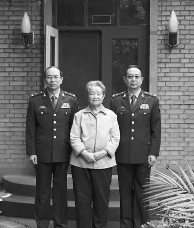 他是荣获三枚一级勋章的开国少将，一生很低调，如今儿子家喻户晓