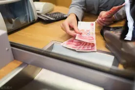 新信号？近一年已有超50家银行叫停！业内人士：大势所趋图片