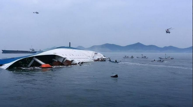 中国也救不了了，菲律宾货轮倾覆3天后	，同一时间点又翻了一艘