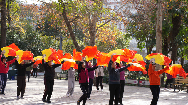 图说｜河南信阳浉河区：冬日暖阳下的浉河公园