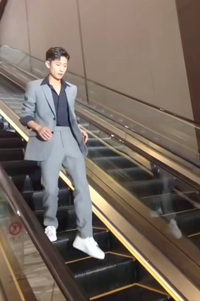 张一山要么不出来 一出来就是帅 这西装一穿 咋感觉他就是越来越帅了