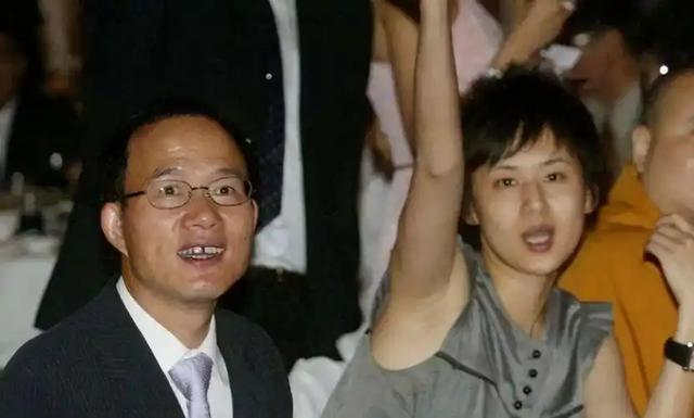 她是金牌美女主持，嫁上海首富生3个孩子，54岁看着像34岁好年轻