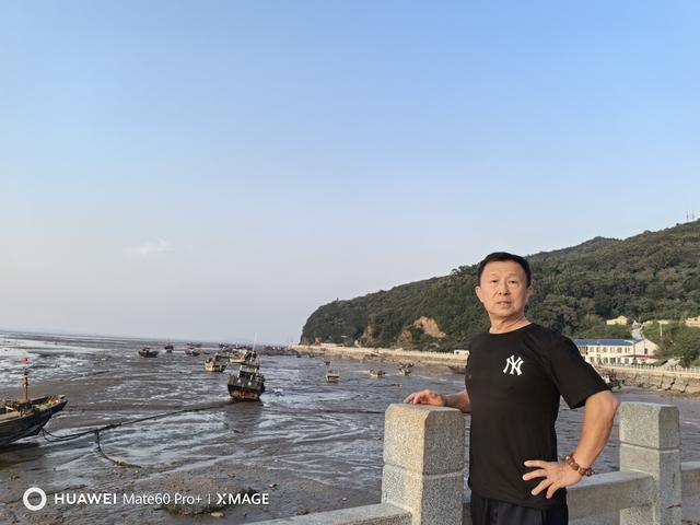 看日出云里难见尊容，望日落天空缺少云霞。