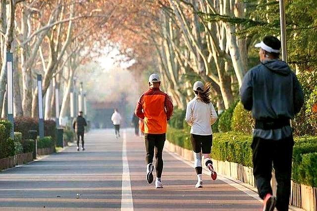 60岁后要少锻炼？医生建议：年过60岁，这4种运动反而减寿 (2)