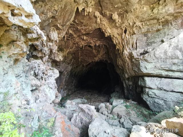 探险贵州深山原始溶洞，遇见一个躲匪洞、一座红军坟