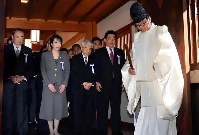 高市早苗的车牌藏阴谋，拜鬼在路上？日本的野心藏不住了