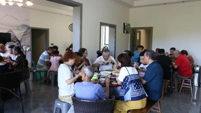 小关乡飞水村：清凉民宿里，唱响夏日慢生活