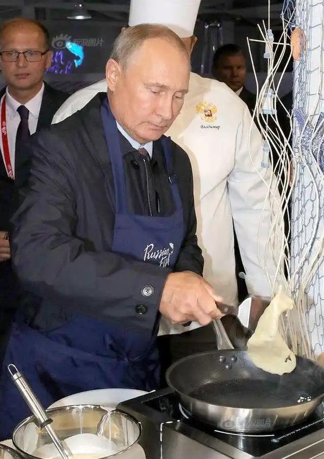 普京访华有多松弛？在别国不敢开嘴，到中国自己开车门，还摊煎饼