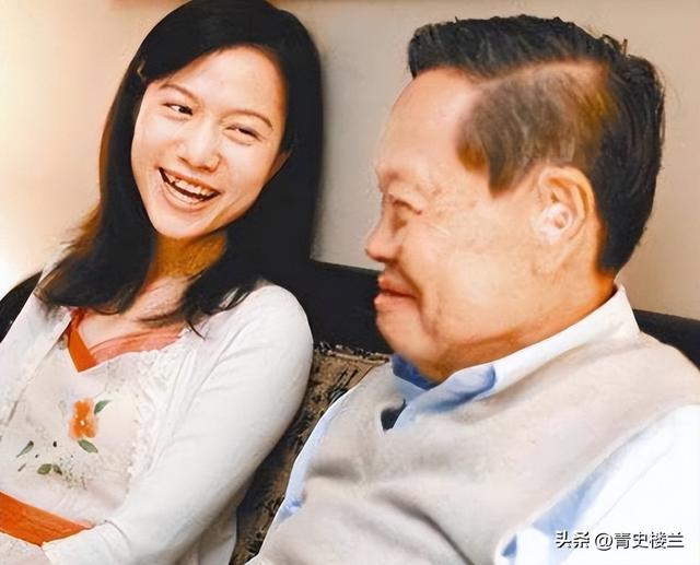 杨振宁去世后，翁帆再发文，49岁无子女的她，早已被安排好了退路