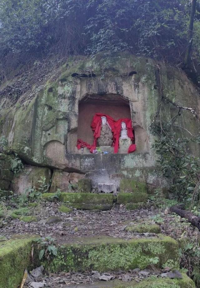 重庆大足深山有一神秘洞窟，洞口对联无人能懂，如同天书