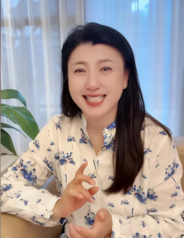 闫学晶事件再升级！官媒下场发文锐评	，言辞犀利，句句直戳她心窝