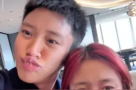 甜馨成了“小贾乃亮”，和爸爸合照惊艳网友，这基因简直了！图片