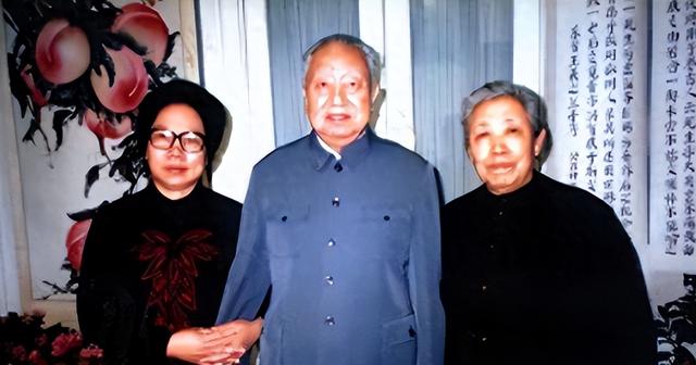 她15岁入党，18岁和主席成亲，如今仍健在	，却几乎不出来露面