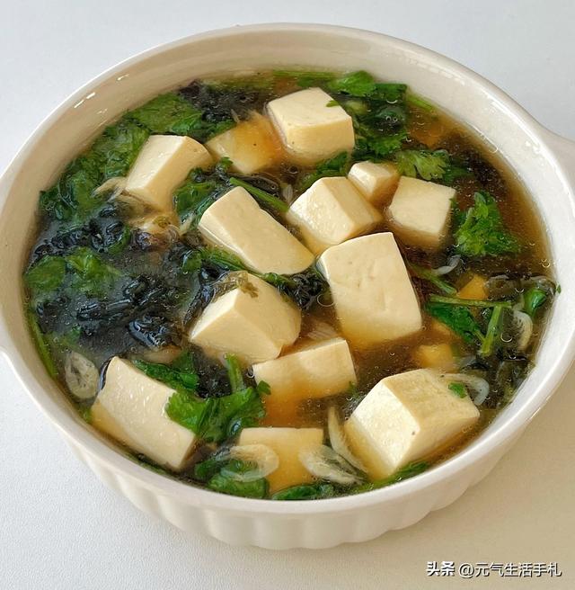 钾是苹果的20倍，建议中老年隔天吃一次，对肝脏好，腿脚也有力