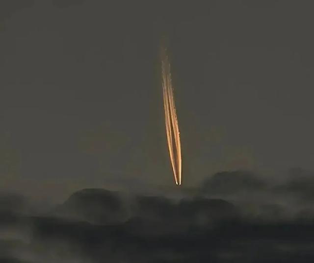 飞机遭遇银色不明飞行物,悬在半空中,离机翼很近