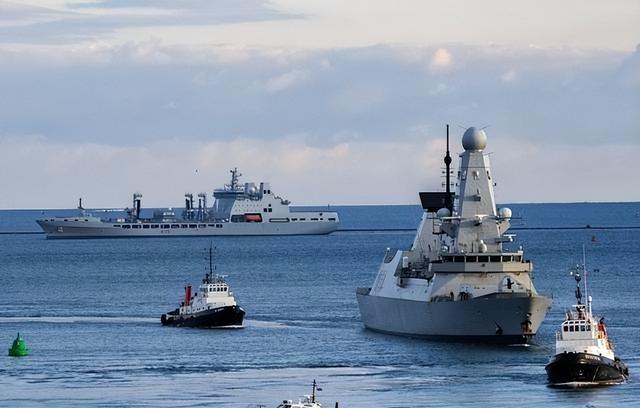 大阅兵刚结束，六国航母舰队开进东海，一艘055就能送进海底？