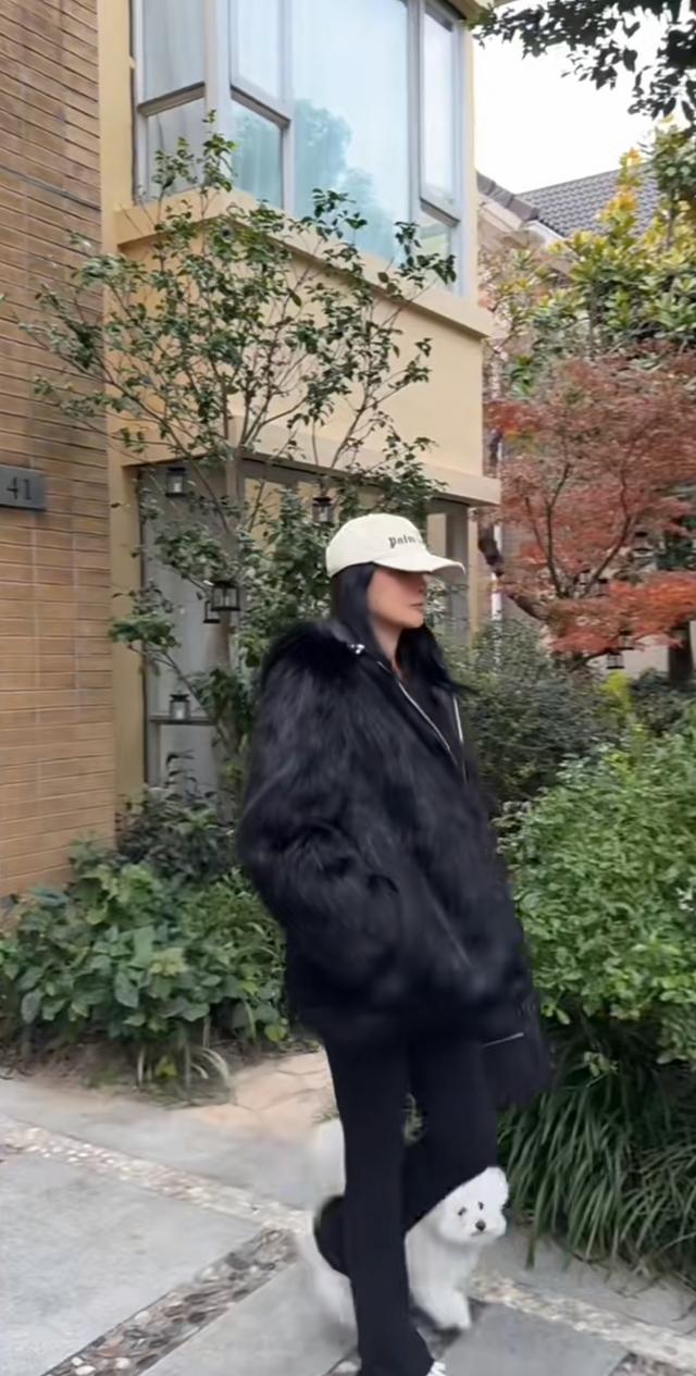 伊能静晒上海豪宅，中年发福大肚子110斤 吊带配紧身裤风格随恩利