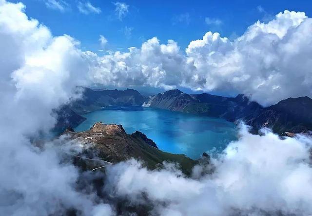 朝鲜人可以在长白山天池游泳，为何中国人却连护栏都不能靠近？