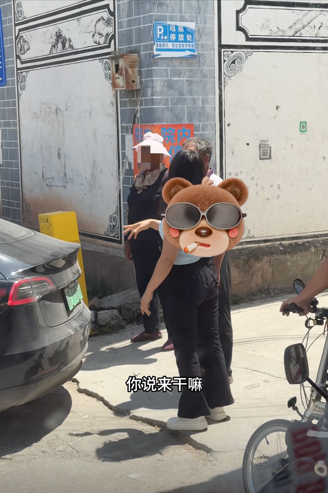 云南大理，游客倒车被村民阻拦，曝光后自称被当地村民网暴