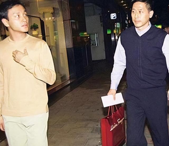 原来我们都被骗了！向太曝张国荣去世内幕，撕开了内娱“遮羞布”