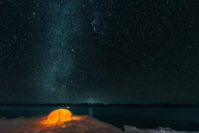 西藏天湖冬日变蓝宝石秘境，千里冰封宛如异星