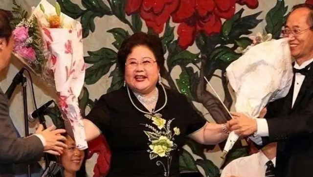 吃里扒外、永不回国？带30名演员留美不归，如今年过花甲归来