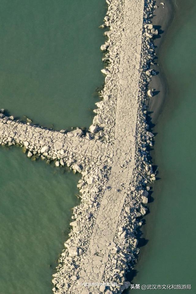 长江水位下降，武汉的秘密藏不住了！