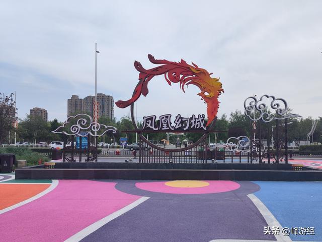 寻凤凰幻城的文化背景，银川站前广场的葡萄酒雕塑和站内的向阳花