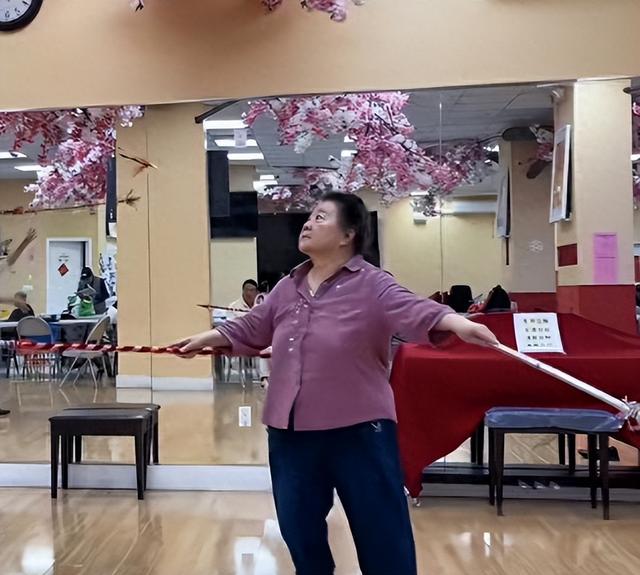 吃里爬外，永不回国？她带领30名演员选择留美，如今年过花甲归来