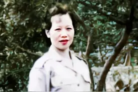 1942年，军统女少将姜毅英罕见留影，镜头中她一身戎装，英姿飒爽图片