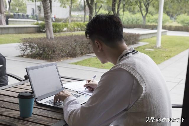 大学生保安陪晒火出圈，滕王阁里“卷”成诗