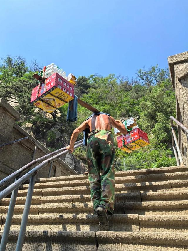 挑山工日均爬3趟，老君山不用无人机，地形不允许还是另有盘算？