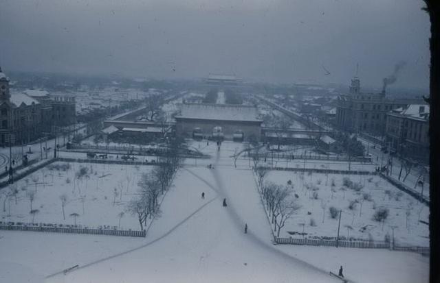 在档案馆里发现罕见照片，1940年代的天安门居然是这个样子。