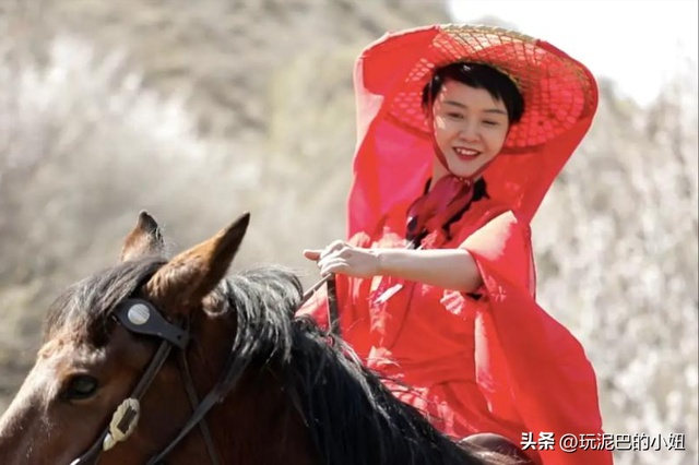 47岁贺娇龙去世！同学曝抢救过程，网友提醒成真，此前疑早有征兆