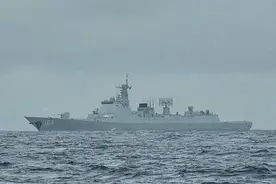 052D“桂林”舰在台岛东北海域释放拖拽声呐，疑似进行反潜作业图片