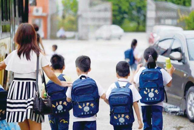 人民日报都看不下去了，亲自下场评论：下班接娃，咋就这么难？