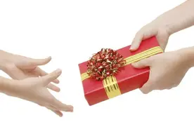 你送他一个礼品，他马上还你一个礼品的人可以共事，但不能做朋友图片