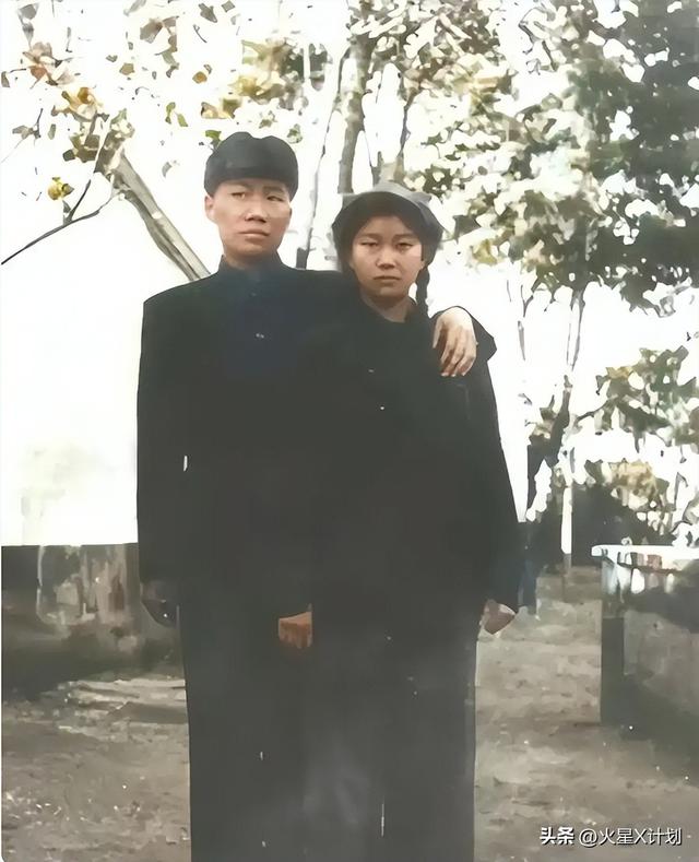 1974年，刘思齐再婚后和丈夫及孩子们的合影，满脸洋溢着幸福