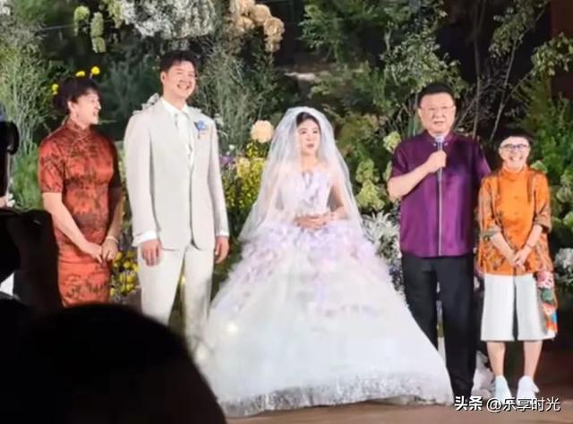 金龟子王宁女儿北京办婚礼，亲家母露面，180高个穿着旗袍好贵气